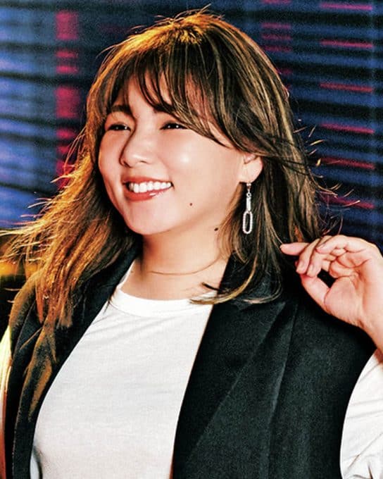 【野呂佳代さんコーデ】女子会は“異素材ロングジレ”で感度の高いスタイルに