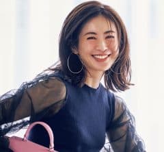 ドラマチックに華やぐ【チュール袖ニット】で守りから攻めのネイビーへ！