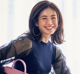 ドラマチックに華やぐ【チュール袖ニット】で守りから攻めのネイビーへ！