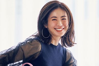 ドラマチックに華やぐ【チュール袖ニット】で守りから攻めのネイビーへ！