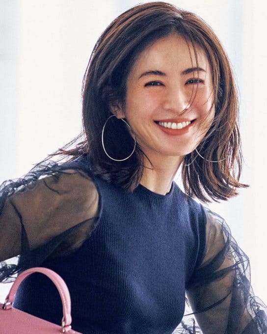 ドラマチックに華やぐ【チュール袖ニット】で守りから攻めのネイビーへ！