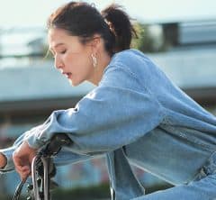連休前のソロTIMEは【デニム×甘盛りパンプス】でフッ軽オシャレを堪能！