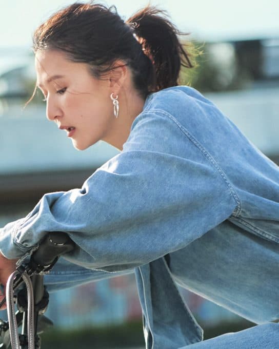 連休前のソロTIMEは【デニム×甘盛りパンプス】でフッ軽オシャレを堪能！