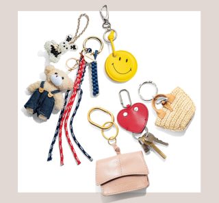 去年のカゴバッグも“じゃらづけ”で今っぽく！40代が品よく盛れる【バッグチャーム】11選