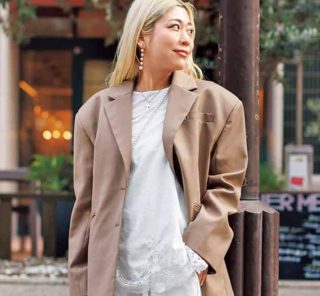 パンプス派もシフト！【miumiuのスニーカー】が40代に空前の大ブーム〈SNAP 6選〉