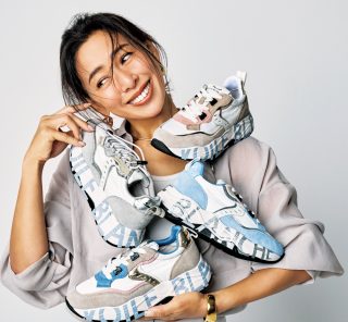 〝ほぼシロ〟が正解！40代コンサバコーデにあう【スニーカー】2選