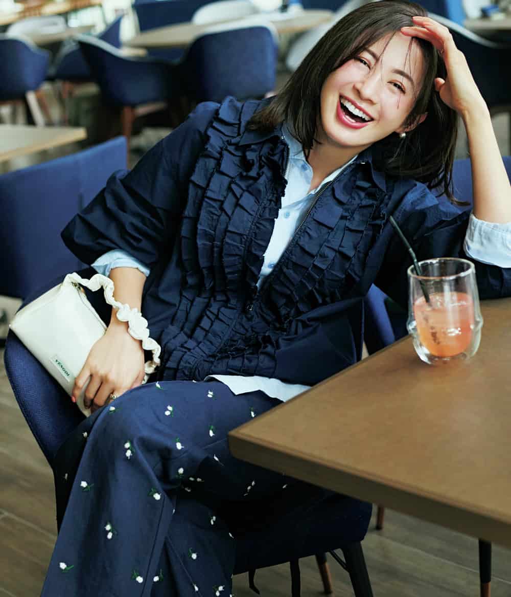 高垣麗子 ネイビーブルゾン 小花柄パンツ シャツ コーデ