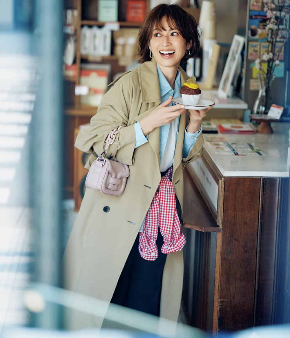 畑野ひろ子 トレンチコート 水色シャツ 赤チェックシャツ ピンクバッグ パンツ コーデ