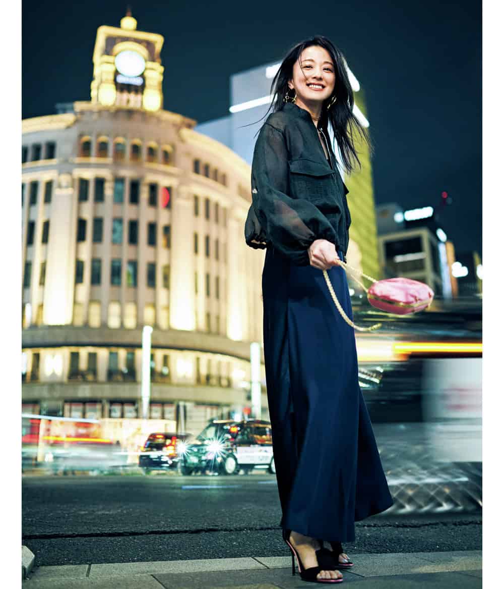 中越典子 ネイビーシアーブルゾン ネイビーワンピース ピンクバッグ 黒サンダル コーデ