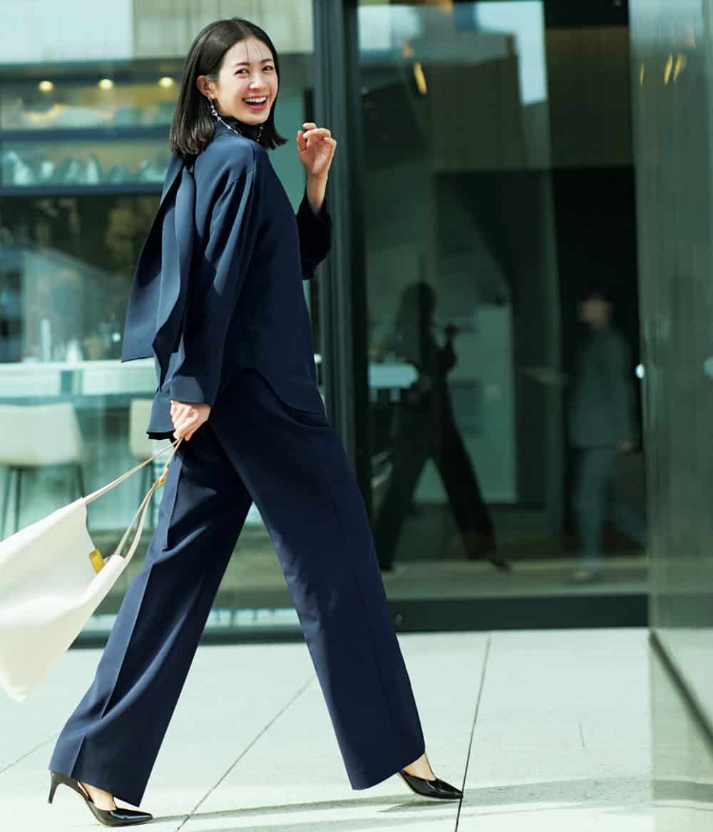 高垣麗子 ネイビーボウタイブラウス ネイビーパンツ 通勤コーデ