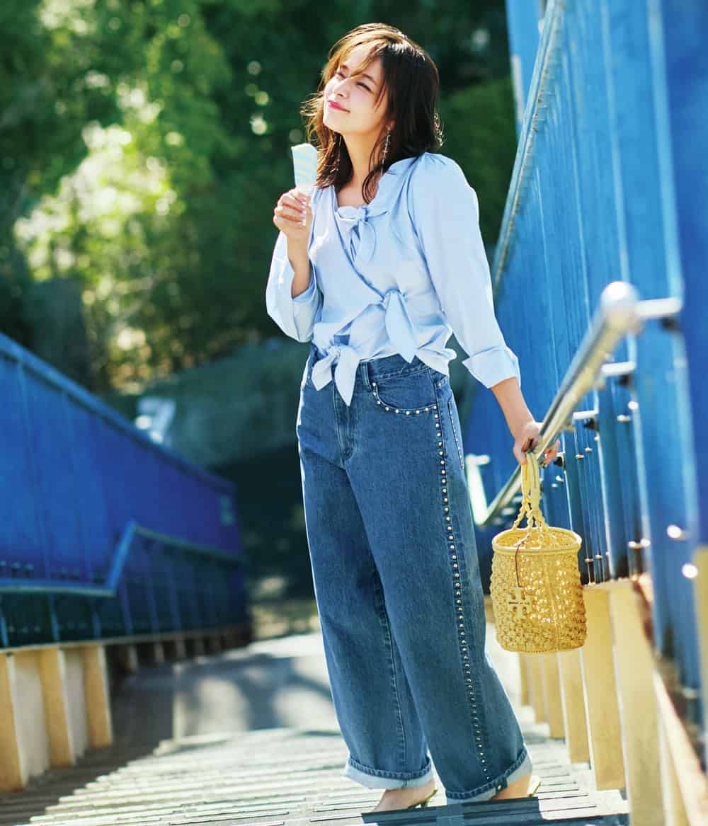 加藤ローサ ブルーリボンブラウス デニムパンツ コーデ