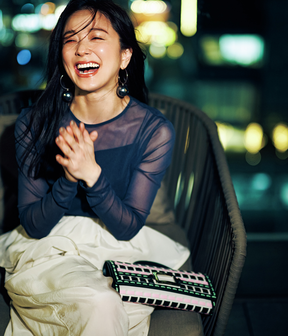中越典子 ネイビーシアートップス アイボリーペプラムパンツ コーデ