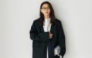 野沢和香 黒ジャケット 白ノーカラーシャツ パープルバルーンパンツ