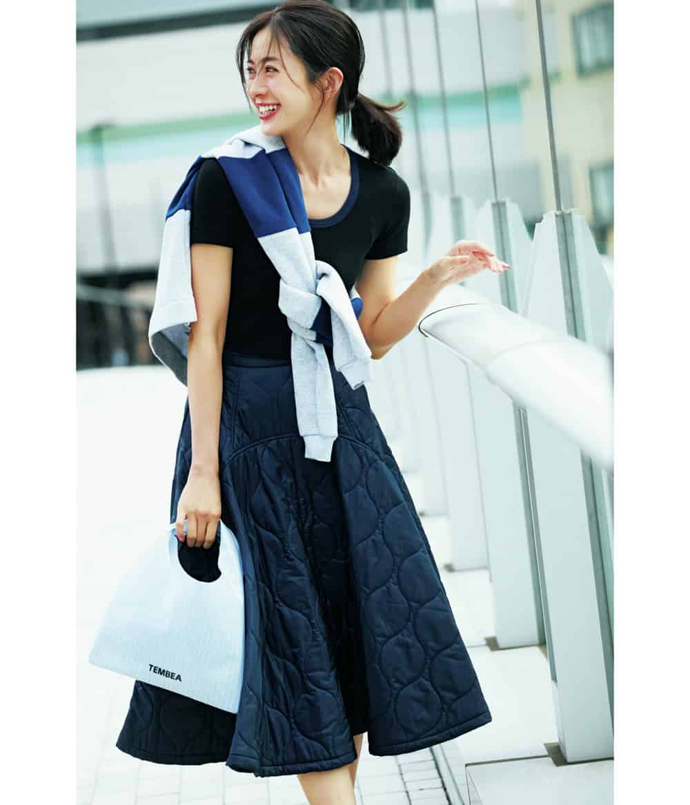 高垣麗子 ネイビーTシャツ ネイビーキルティングスカート 肩掛けスウェット コーデ