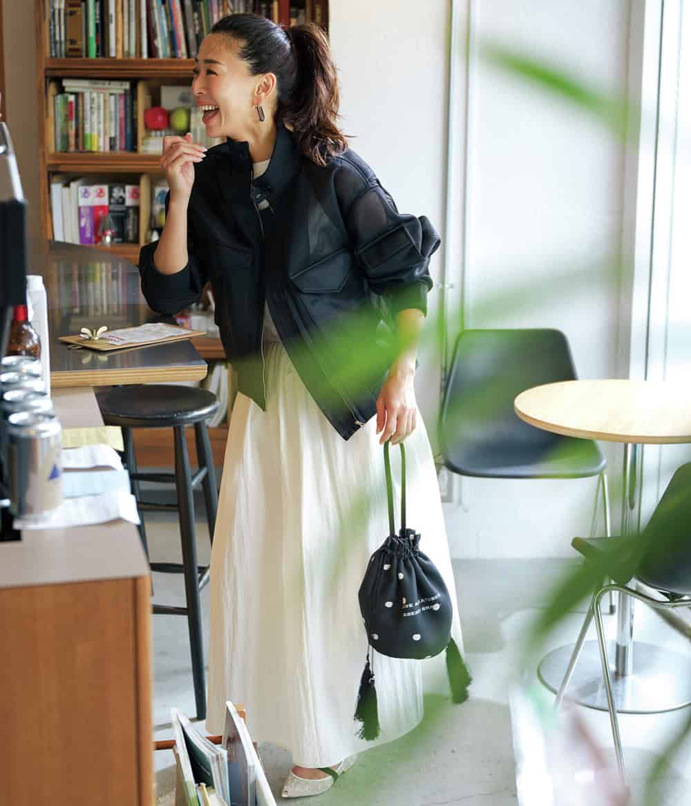 野沢和香 黒シアーブルゾン 白ワンピース コーデ