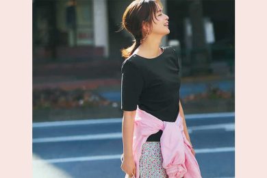 40代ママにちょうどいい「ほんのり女っぽい」カジュアルコーデ。“甘くないピンク”で上品に！