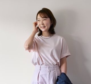 無印良品の「無地Tシャツ」が使える！キレイめ派40代の選びとコーデは？〈6選〉
