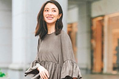 ワンツーコーデでもきちんと見え！40代がラクに映える初夏の【万能トップス】