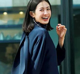 今、40代のブラウスは黒・白より「紺」がトレンド大本命！通勤も保護者会も