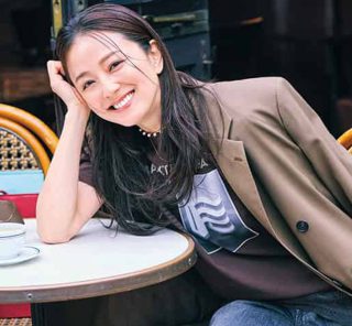 今年の主流【薄色デニム】で夏先どり＆華やぐ！40代が上品に着こなすコツ〈3選〉