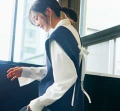 今、40代が「オシャレしたい日」に選ぶ“色”に変化！黒より華やいで上品な「ネイビーコーデ」３選