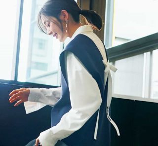 今、40代が「オシャレしたい日」に選ぶ“色”に変化！黒より華やいで上品な「ネイビーコーデ」３選