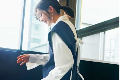 今、40代が「オシャレしたい日」に選ぶ“色”に変化！黒より華やいで上品な「ネイビーコーデ」３選