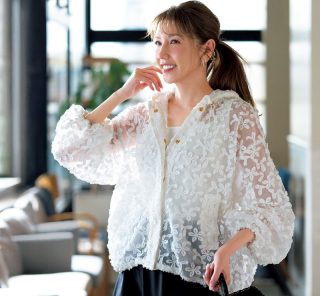 【40代がリアル買い】モノトーンでも地味見えしない！着やせも叶う『初夏ブラウス＆羽織り』