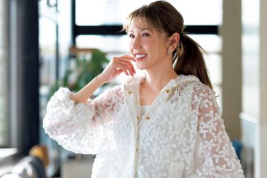 【40代がリアル買い】モノトーンでも地味見えしない！着やせも叶う『初夏ブラウス＆羽織り』