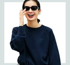 黒より今っぽい！キレイめ40代の「ラクチンパンツ」は〈ネイビー〉が大本命