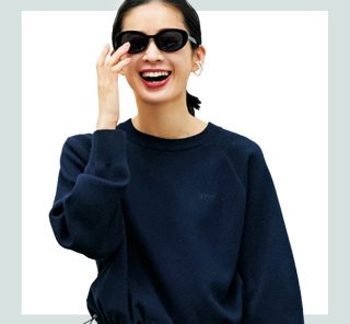 黒より今っぽい！キレイめ40代の「ラクチンパンツ」は〈ネイビー〉が大本命