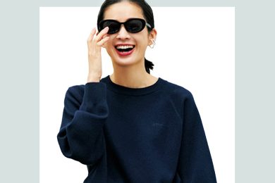 黒より今っぽい！キレイめ40代の「ラクチンパンツ」は〈ネイビー〉が大本命