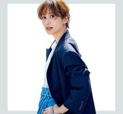 40代、初夏の定番「Tシャツ×パンツ」は【ゆるジャケット】で一気に垢抜ける！2選