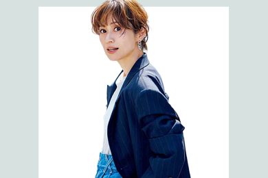 40代、初夏の定番「Tシャツ×パンツ」は【旬ハオリ】だけで一気に垢抜ける！2選