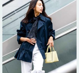 通勤にヘビロテ「夏ハオリ」2選。40代に【短丈の薄トレンチ】が大人気！