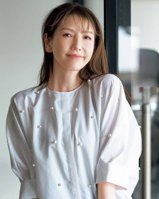さりげないのに確実に盛れる【パールブラウス】が夏の時短コーデの味方