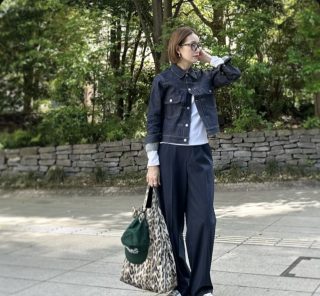いつもの着こなしにグリーンとレオパード柄を差し色で新鮮【モデル私服コーデ】