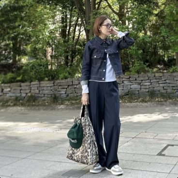 いつもの着こなしにグリーンとレオパード柄を差し色で新鮮【モデル私服コーデ】