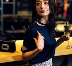 「ラクチン」と「女っぽい」を両立したい40代の【ツヤ感てろてろパンツ】コーデ2選