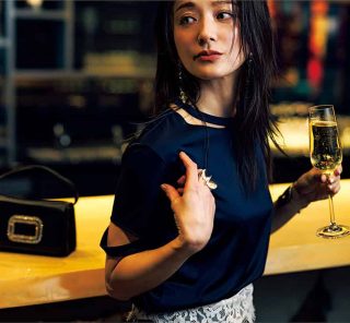「ラクチン」と「女っぽい」を両立したい40代の【ツヤ感てろてろパンツ】コーデ2選