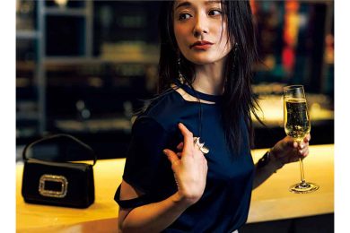 「ラクチン」と「女っぽい」を両立したい40代の【ツヤ感てろてろパンツ】コーデ2選