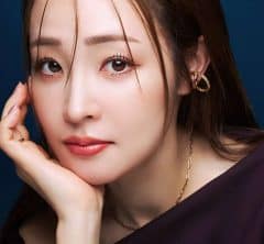 「どんどん美女化してる」話題の大沢あかねさん、撮影前に愛用する【殿堂コスメ】
