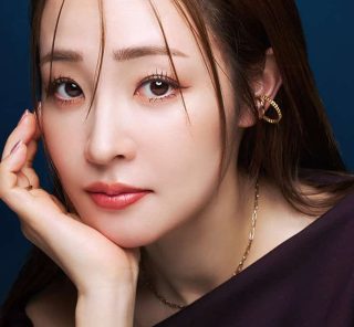 「どんどん美女化してる」話題の大沢あかねさん、撮影前に愛用する【殿堂コスメ】