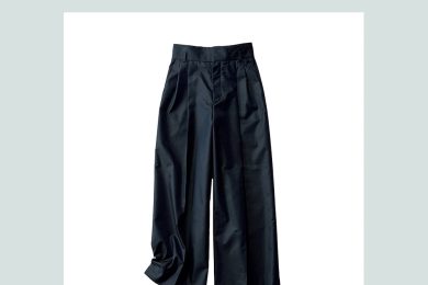 今夏の大ヒット【ネイビーパンツ】40代がキレイ見えする〈最旬シルエット〉２選