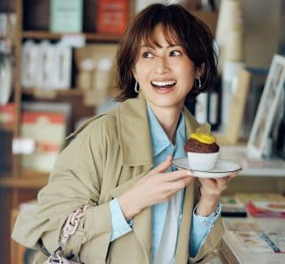 40代のカラーコーデ】色×色の上級テクはブルーのグラデをつなぎ役に！