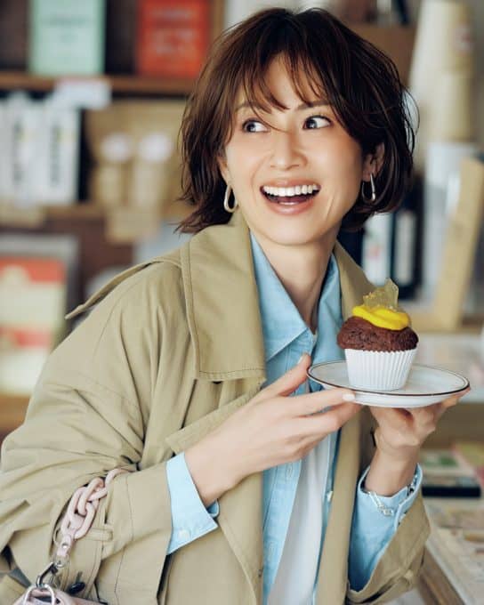 40代のカラーコーデ】色×色の上級テクはブルーのグラデをつなぎ役に！