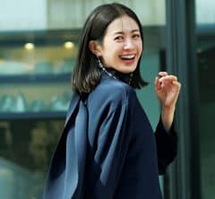 【40代のお仕事コーデ】Allネイビーはトーンの微差で魅せて脱・真面目顔に