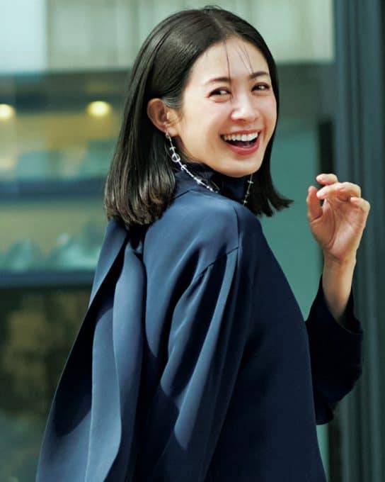 【40代のお仕事コーデ】Allネイビーはトーンの微差で魅せて脱・真面目顔に