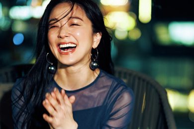 この夏、40代が肌見せするなら清潔感と品を纏える【ネイビー】がイイ！