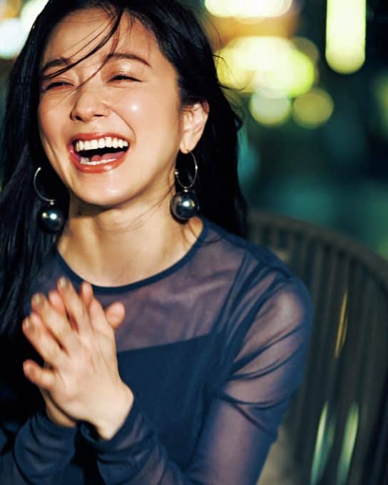 この夏、40代が肌見せするなら清潔感と品を纏える【ネイビー】がイイ！